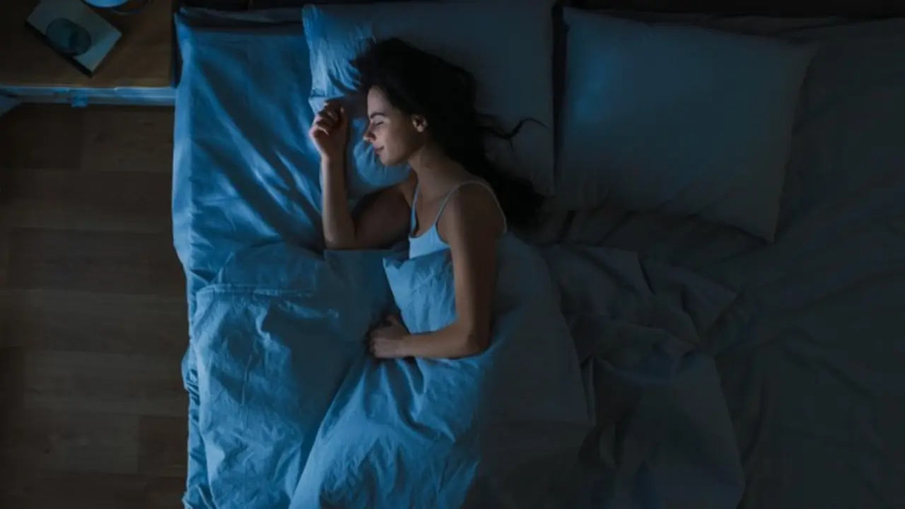 Una mujer dormida. / RR. SS.