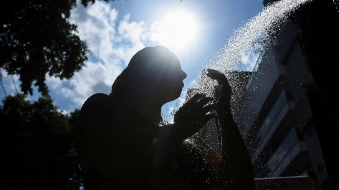 Una mujer en medio de una ola de calor. / RR. SS.