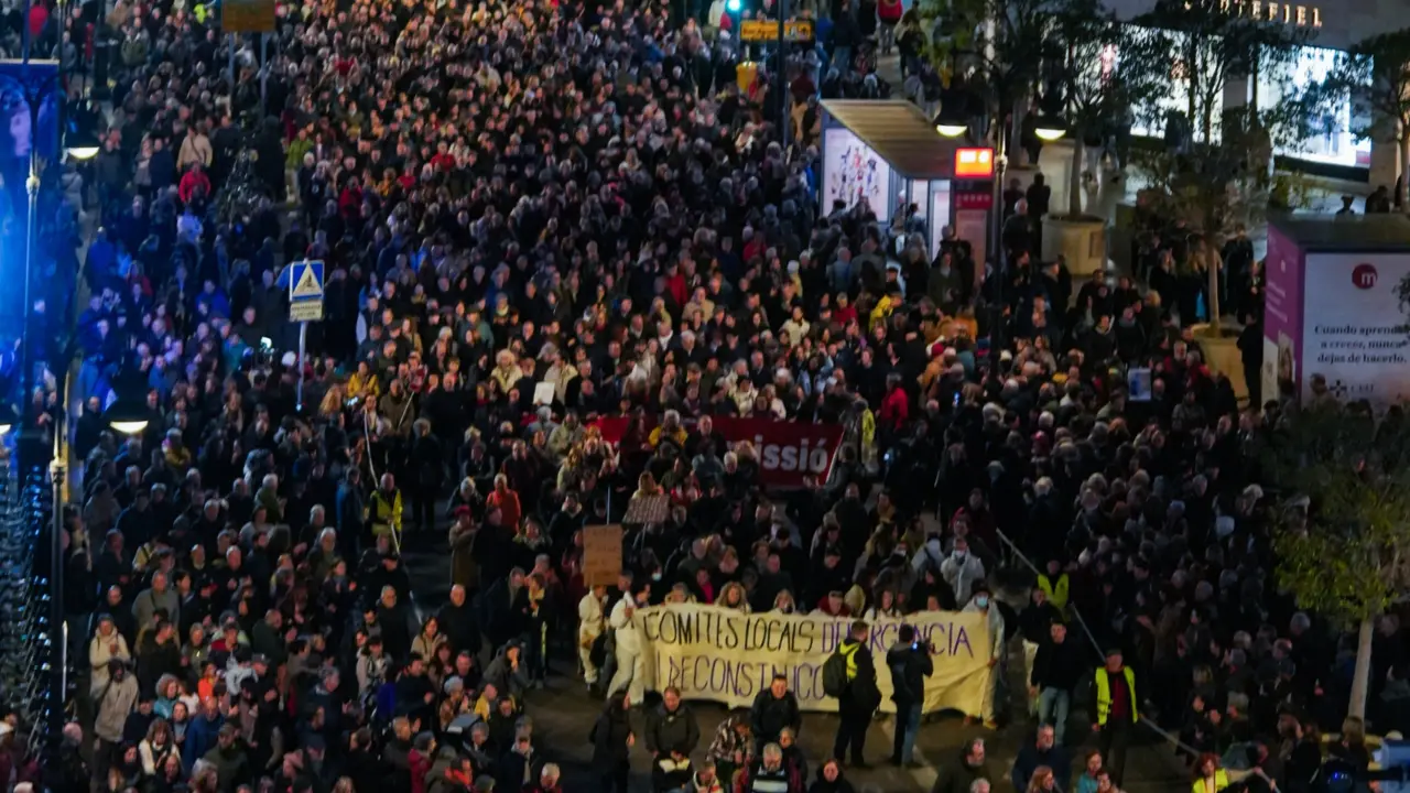 Manifestaci&oacute;n para exigir la dimisi&oacute;n de Carlos Maz&oacute;n. / X @eldiarioes