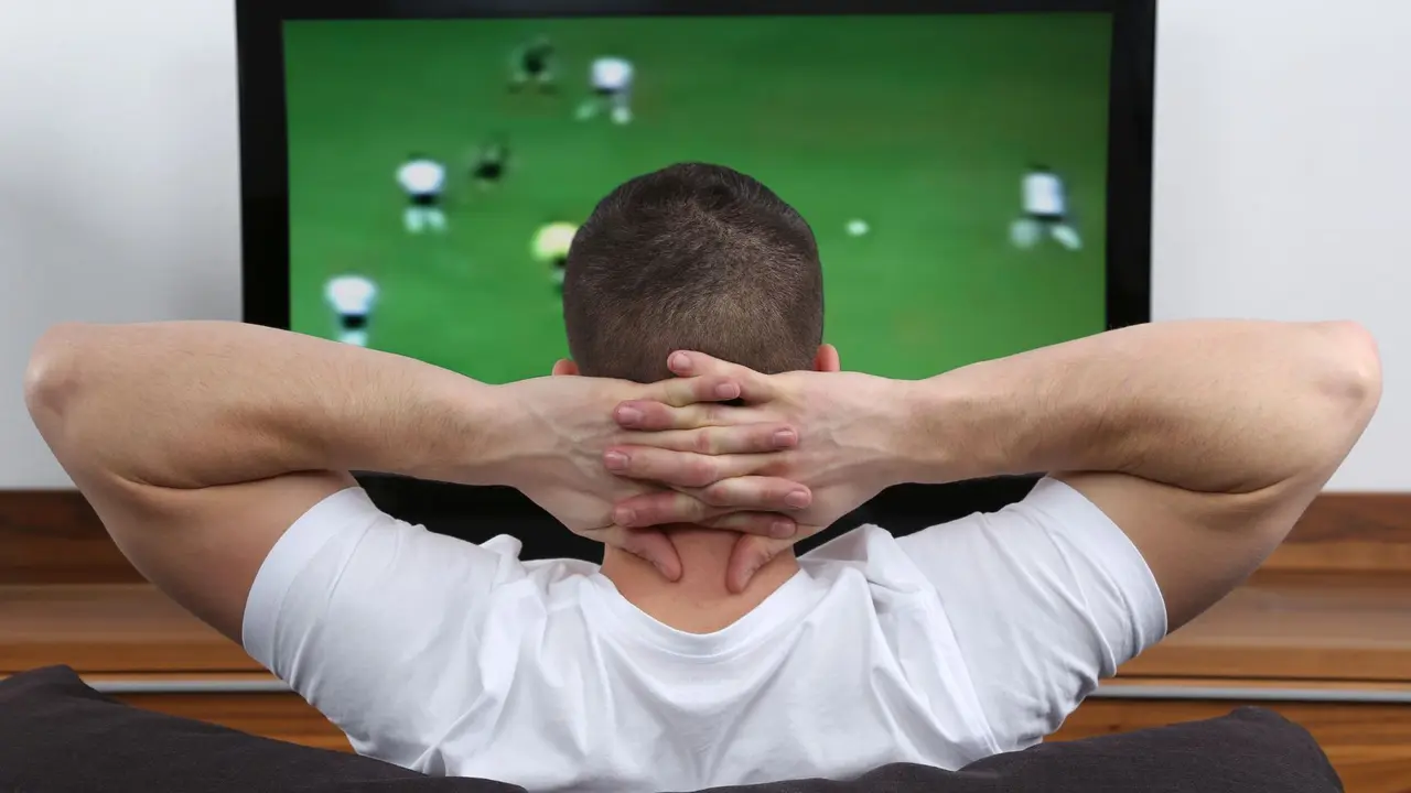 Un hombre viendo un partido de f&uacute;tbol. / Mundiario.