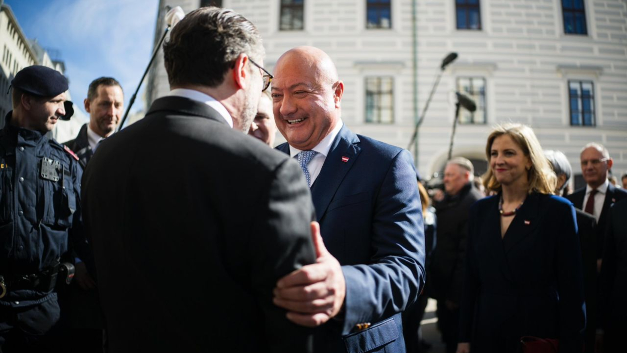 Christian Stocker, canciller de Austria y Alexander Schallenberg, excanciller. /@a_schallenberg