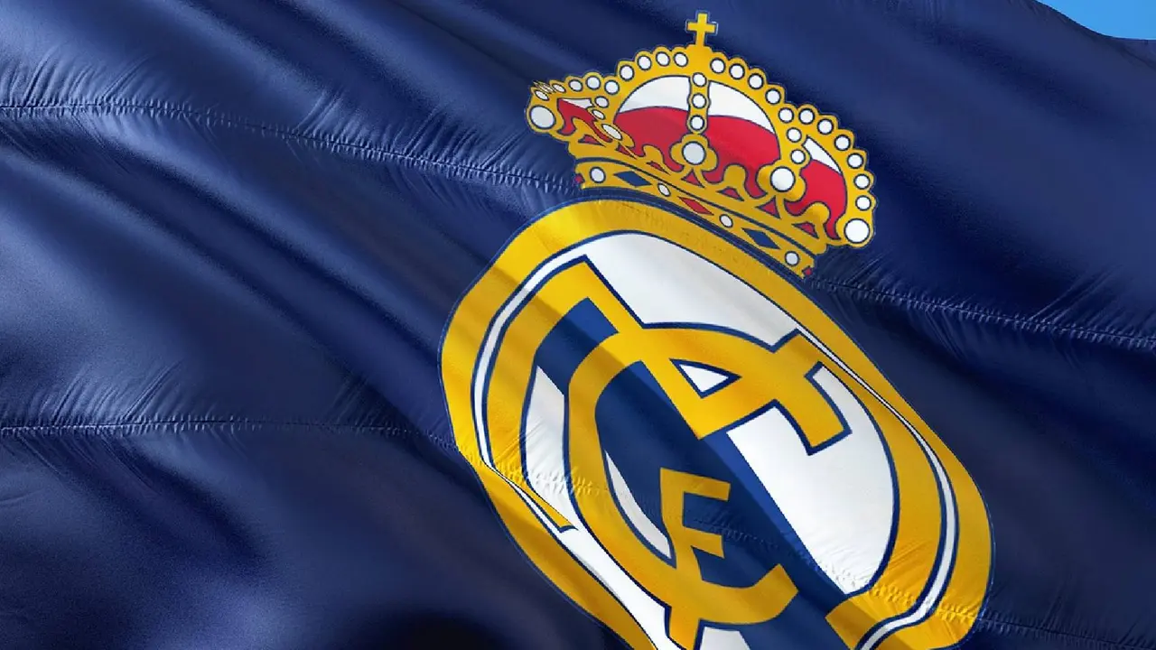 Una bandera con el escudo del Real Madrid. /  Pixabay