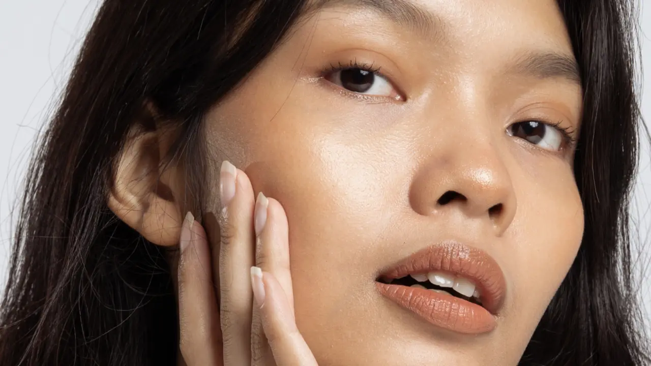 Mujer con piel firme y luminosa, skincare rutine.