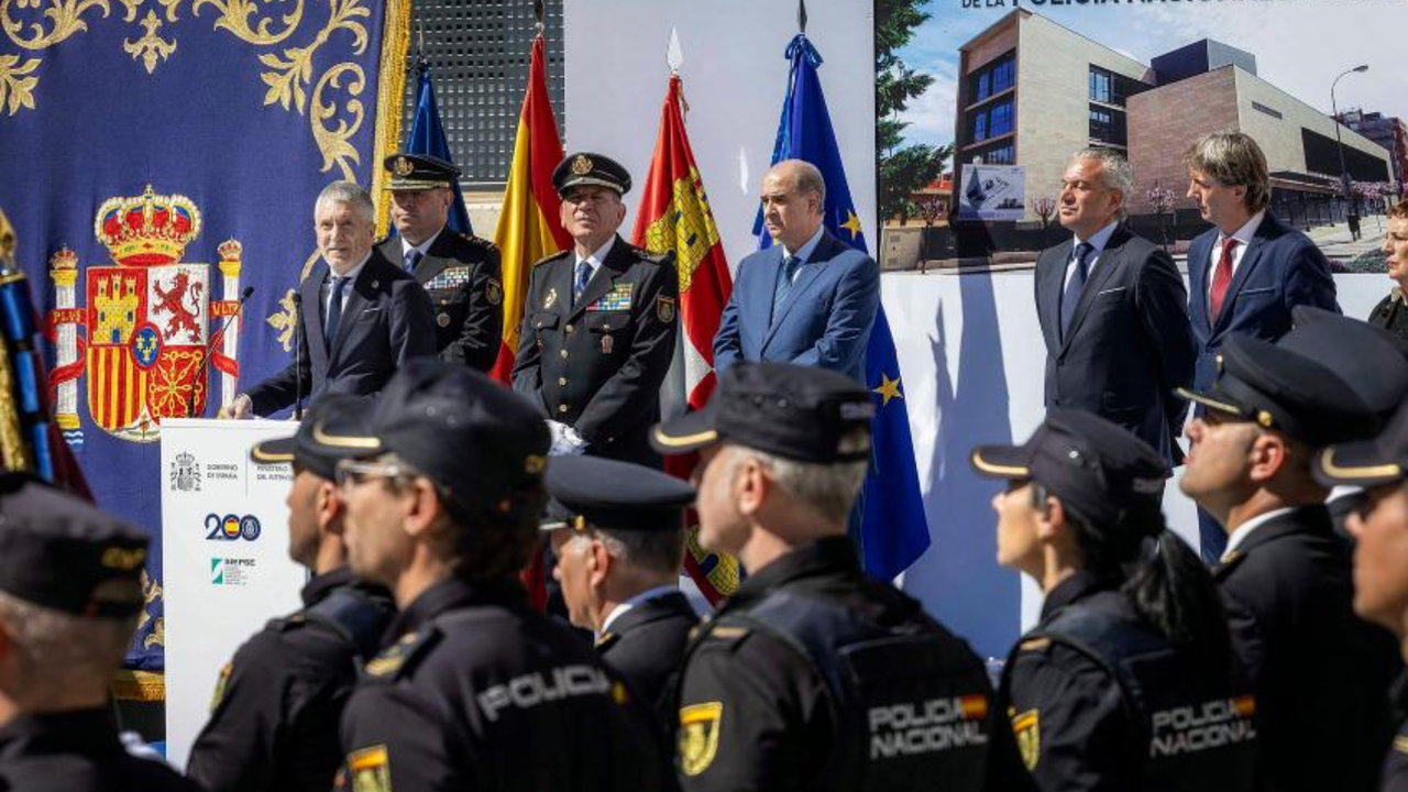 Fernando Grande-Marlaska, ministro del Interior con agentes de la Polic&iacute;a Nacional. / Ministerio del Interior