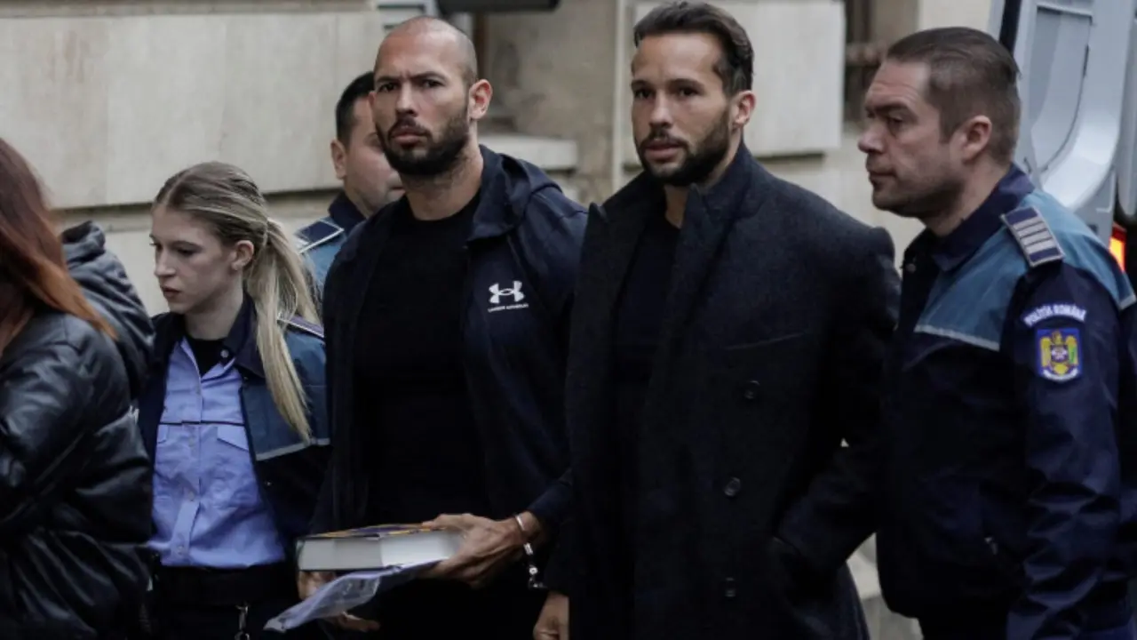 Polic&iacute;as escoltan a los hermanos Tate en Bucarest. / RR SS