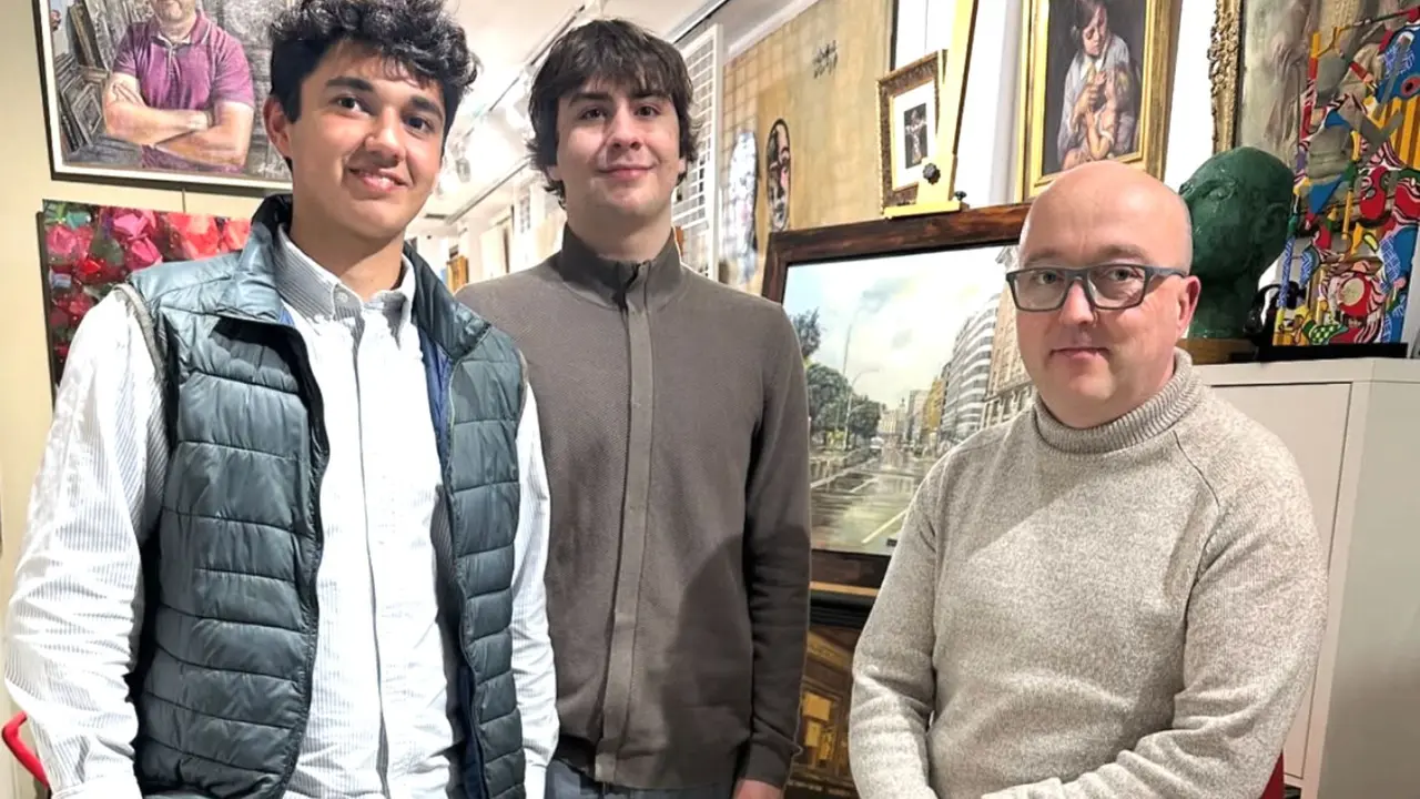 Antonio y Luis junto a Camilo Chas, uno de los colaboradores de la cena solidaria Luces de Esperanza. / RRSS.