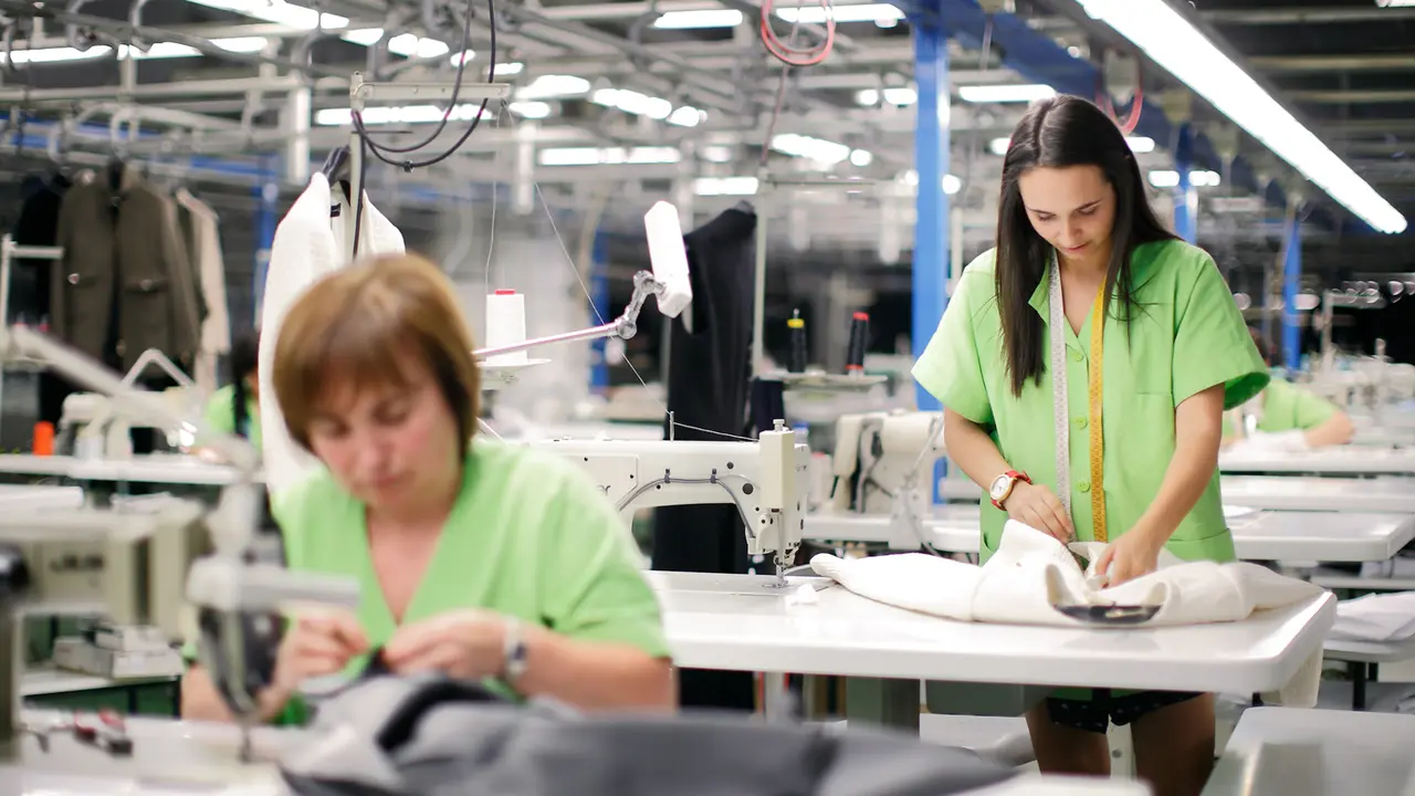 Dos mujeres trabajan en una f&aacute;brica. / RR SS.