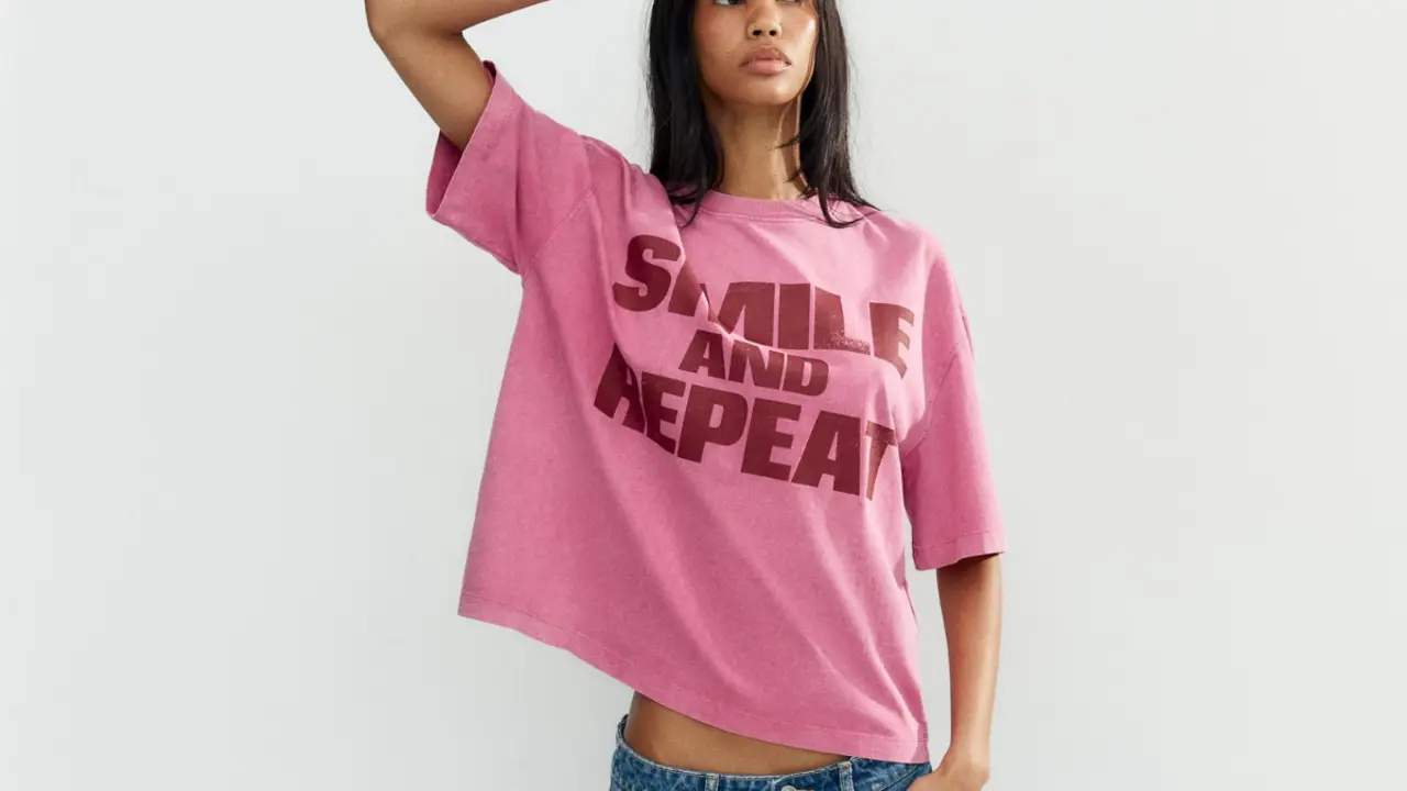 Camisa efecto lavado smiley de Zara, screenshot página web oficial.