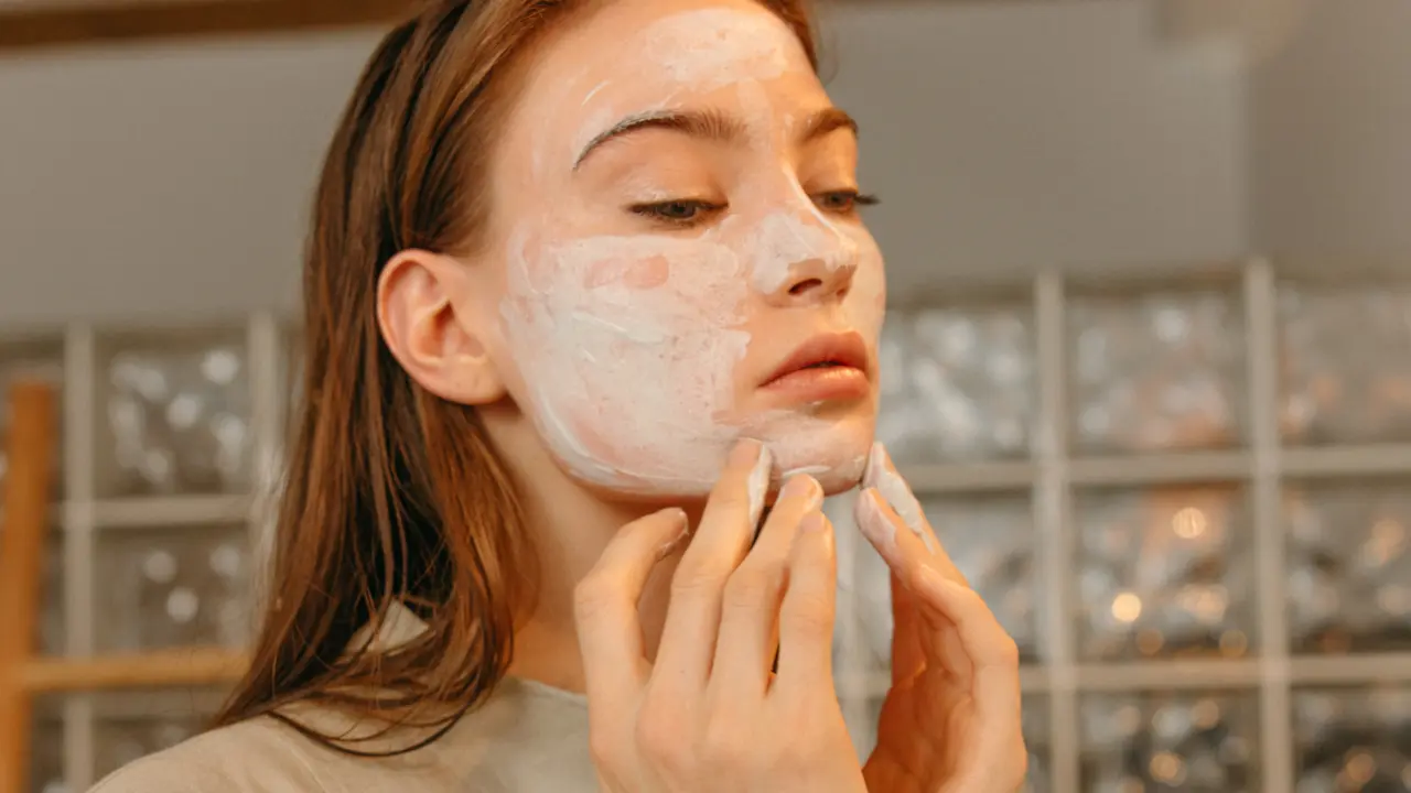 Skincare facial con gel limpiador.