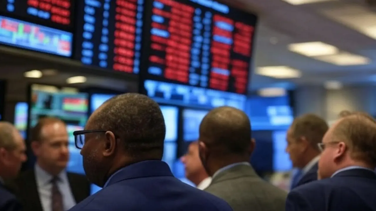 Representaci&oacute;n de Wall Street con pantallas mostrando n&uacute;meros en rojo. / Mundiario.