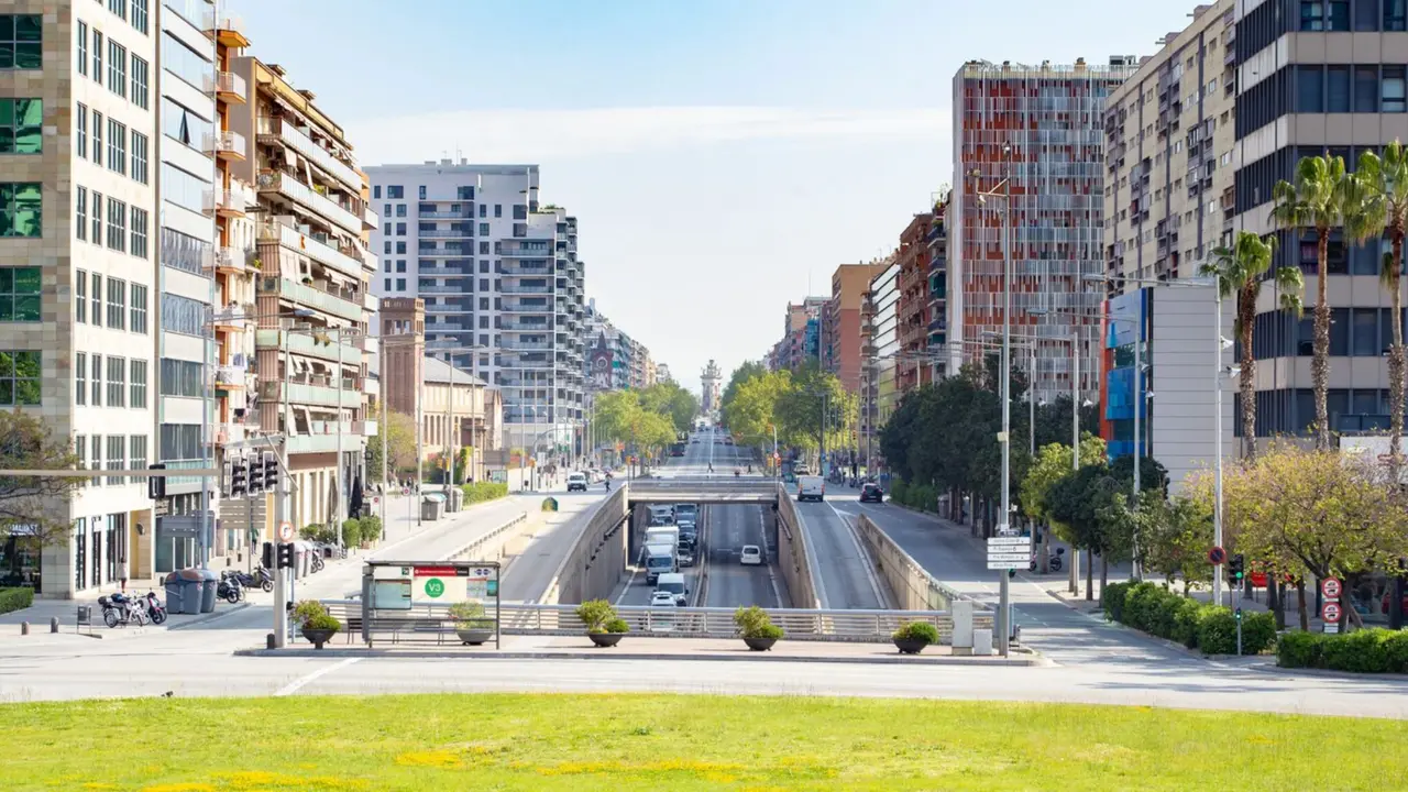 Edificios de vivienda a lado y lado de la Gran Via de Barcelona. / RR SS.