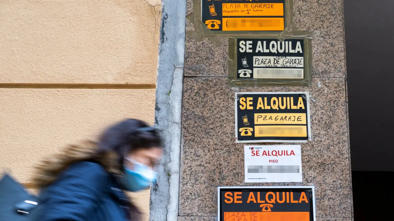 Carteles anunciando el alquiler de una plaza de garaje. / RR. SS.