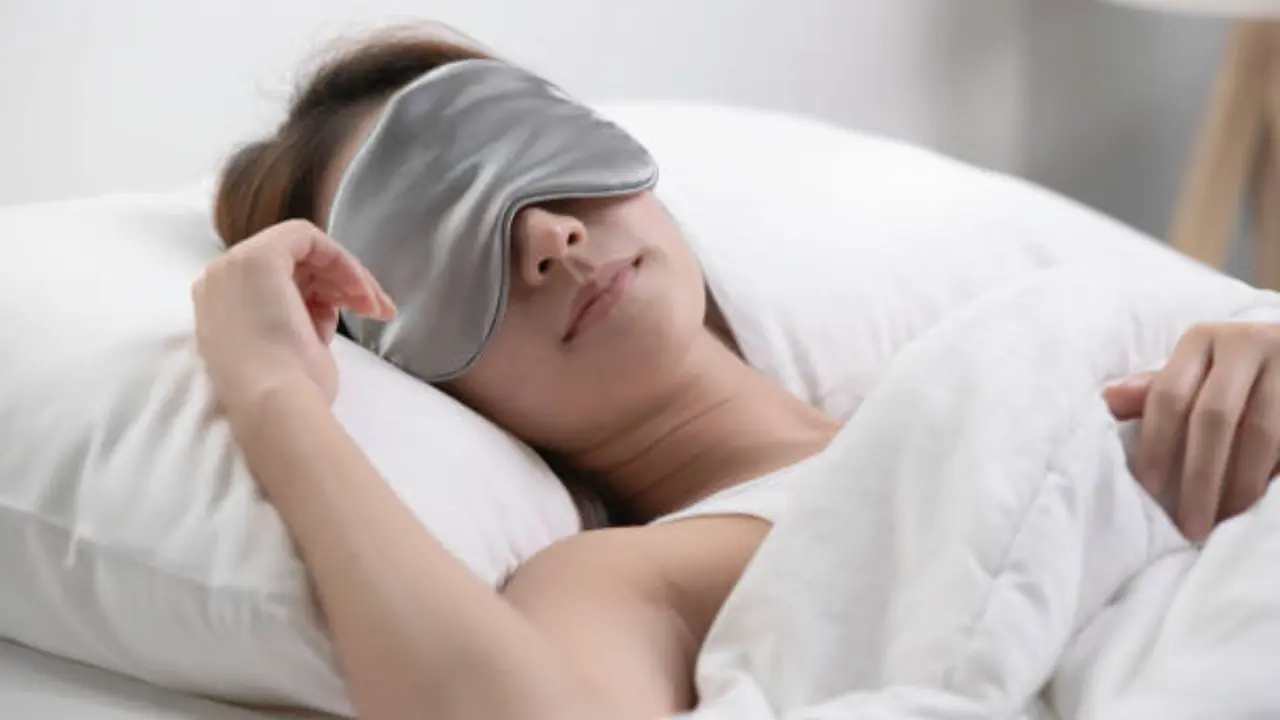 Una mujer con su antifaz para dormir. / iStock.