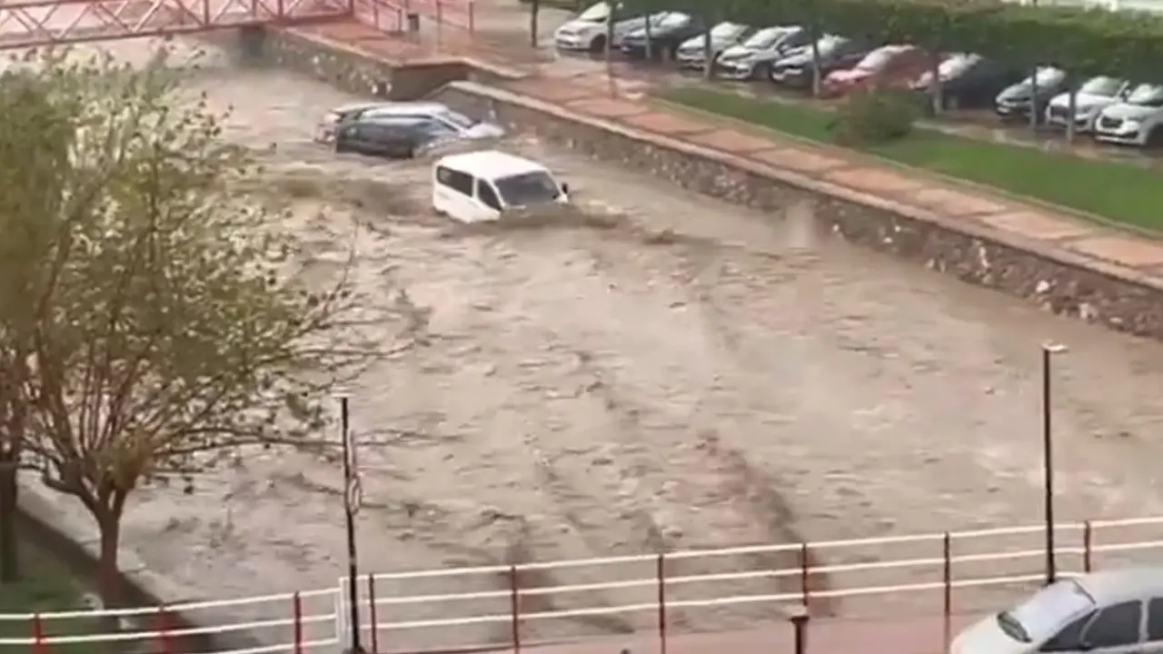 Coches arrastrados por la fuerza de la lluvia. / X.
