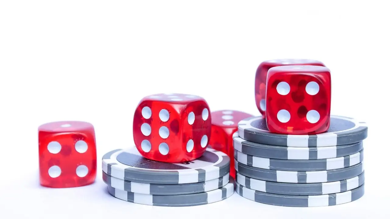 Fichas y dados de un casino. / Mundiario.