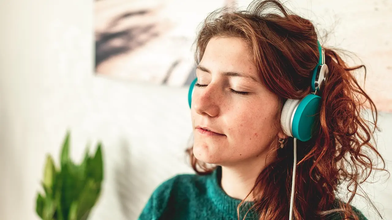 Mujer escuchando m&uacute;sica. / Archivo.