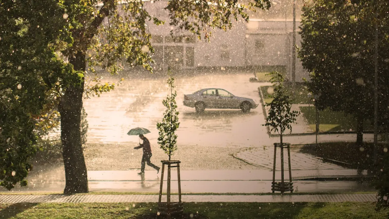 Una persona bajo la lluvia. / Pixabay.