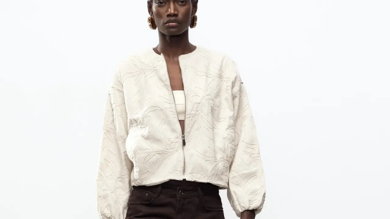 Cazadora con bordados de zara, screenshot página web oficial.