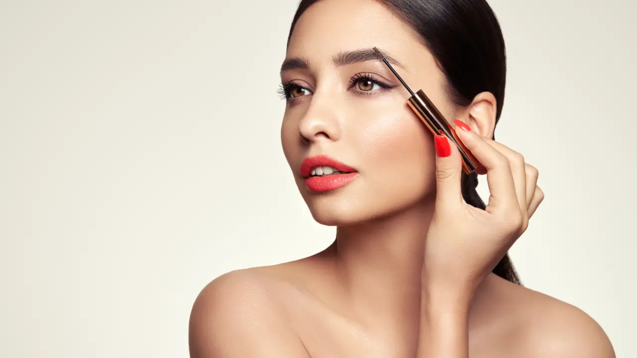 Gel para cejas de máxima duración. 