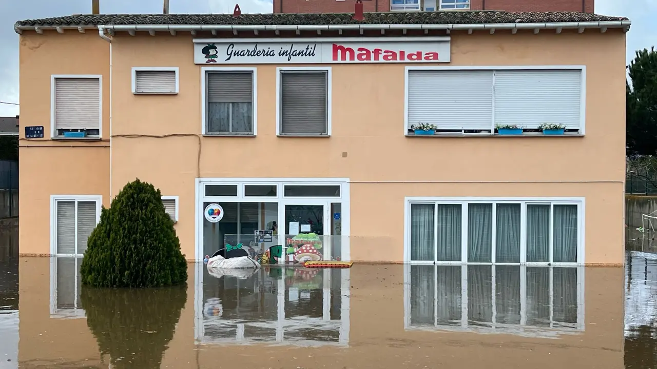Una guarder&iacute;a inundada por el desbordamiento del r&iacute;o Adaja. / X.