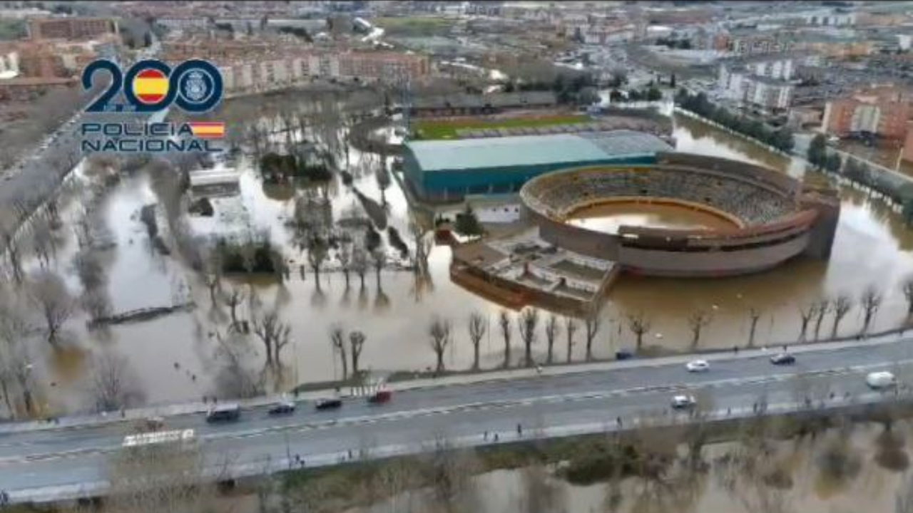La plaza de toros de &Aacute;vila inundada. / Polic&iacute;a Nacional