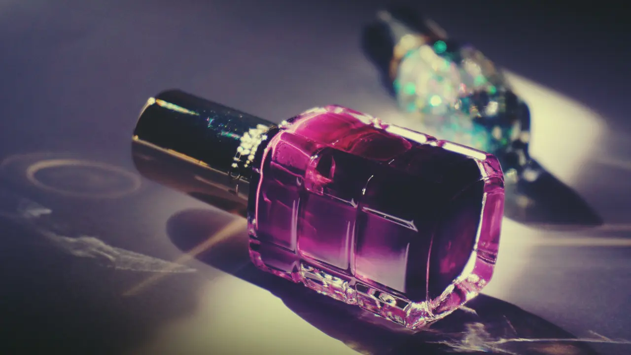 Envase de esmalte y brillo regenerador. 