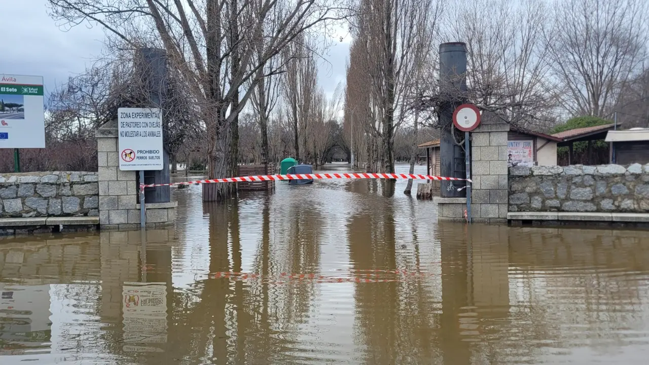 Inundaciones en &Aacute;vila causadas por el desbordamiento del r&iacute;o Adaja. / X.