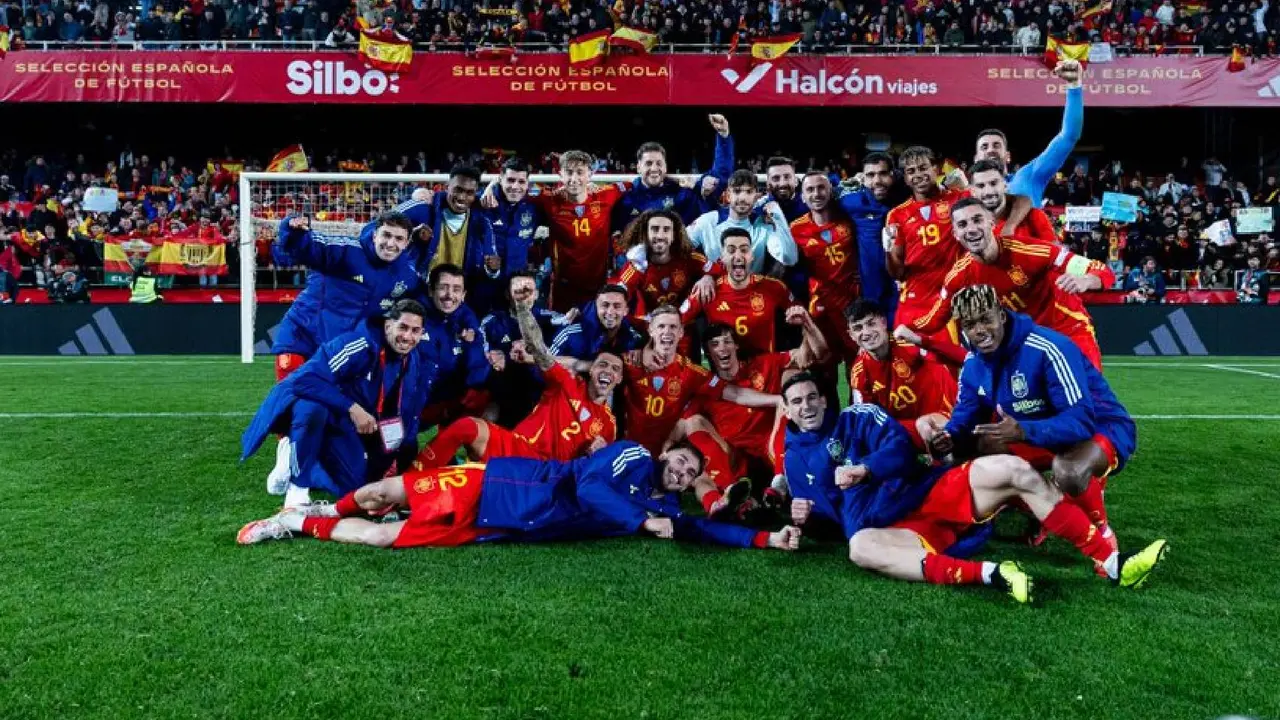 Los futbolistas de Espa&ntilde;a celebrando su pase a la Final Four. /  @sefutbol
