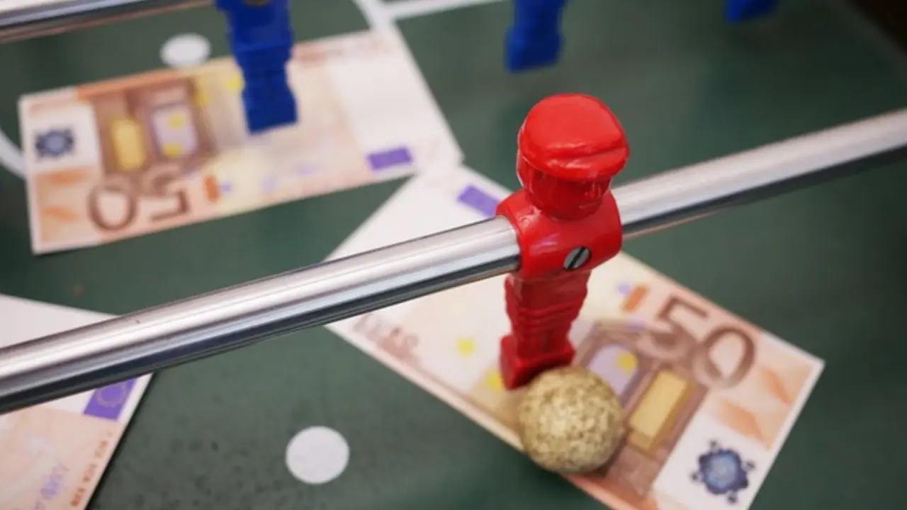 Un futbol&iacute;n con billetes sobre el campo de juego. / Mundiario.
