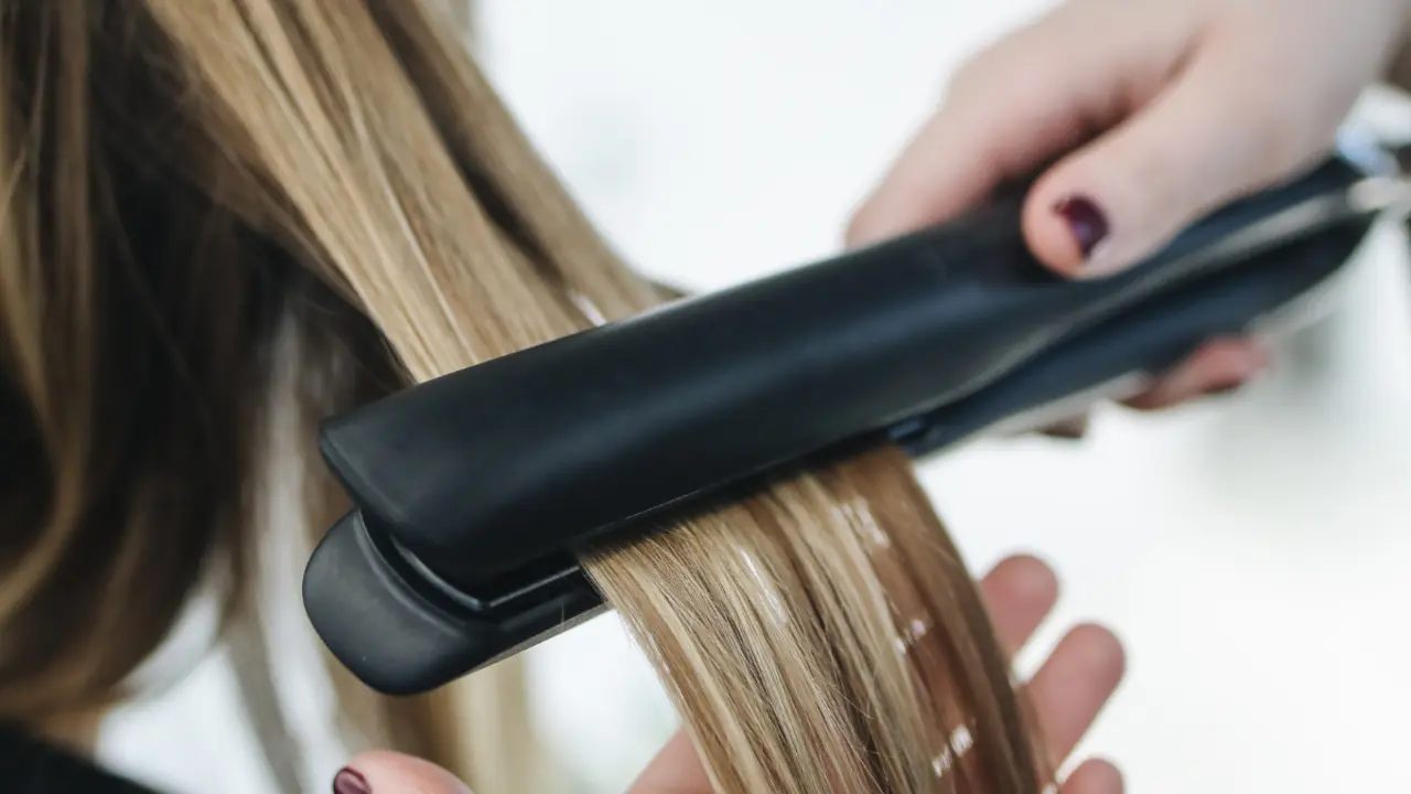 Plancha para el cabello, con protección de calor.