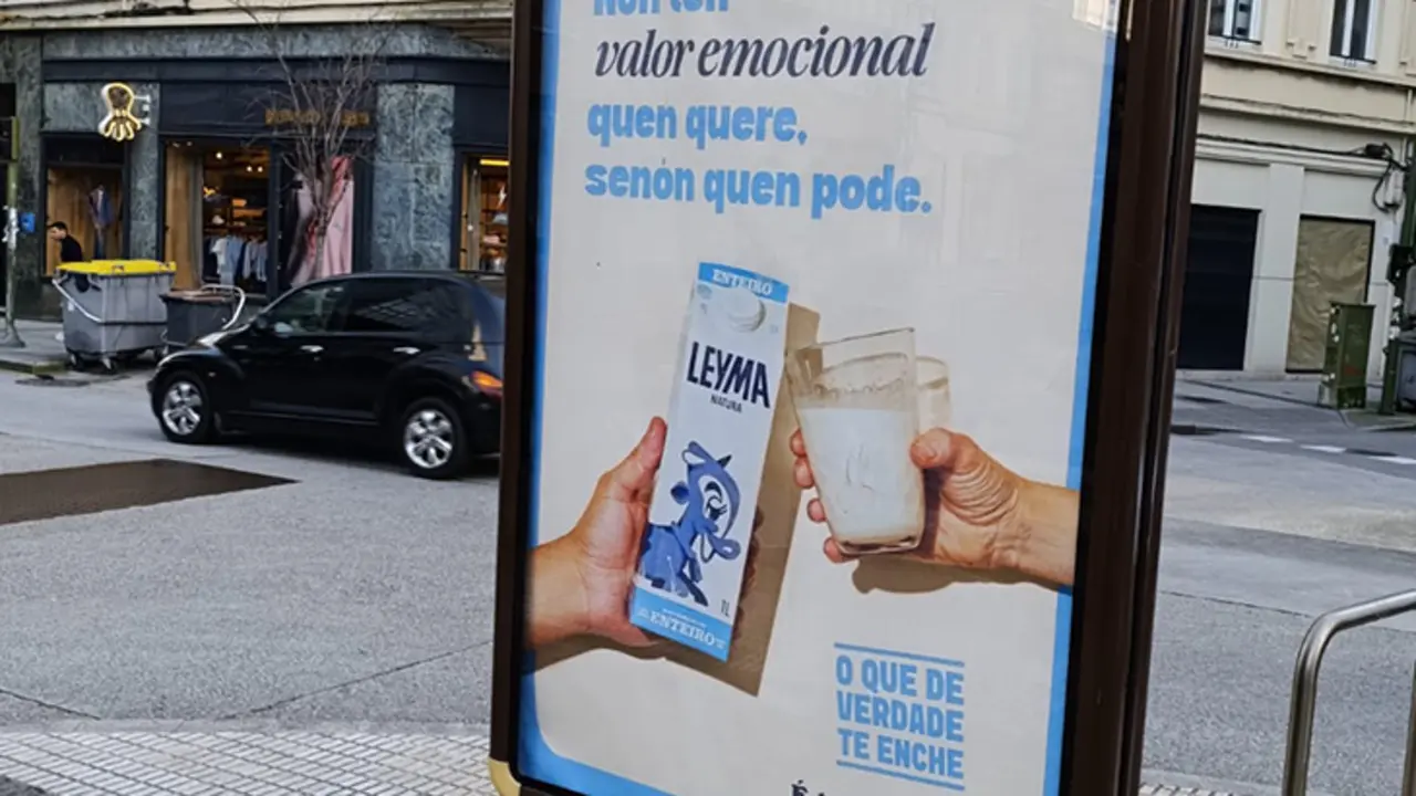 Un mupi con publicidad de Leyma en la plaza de Galicia, A Coru&ntilde;a