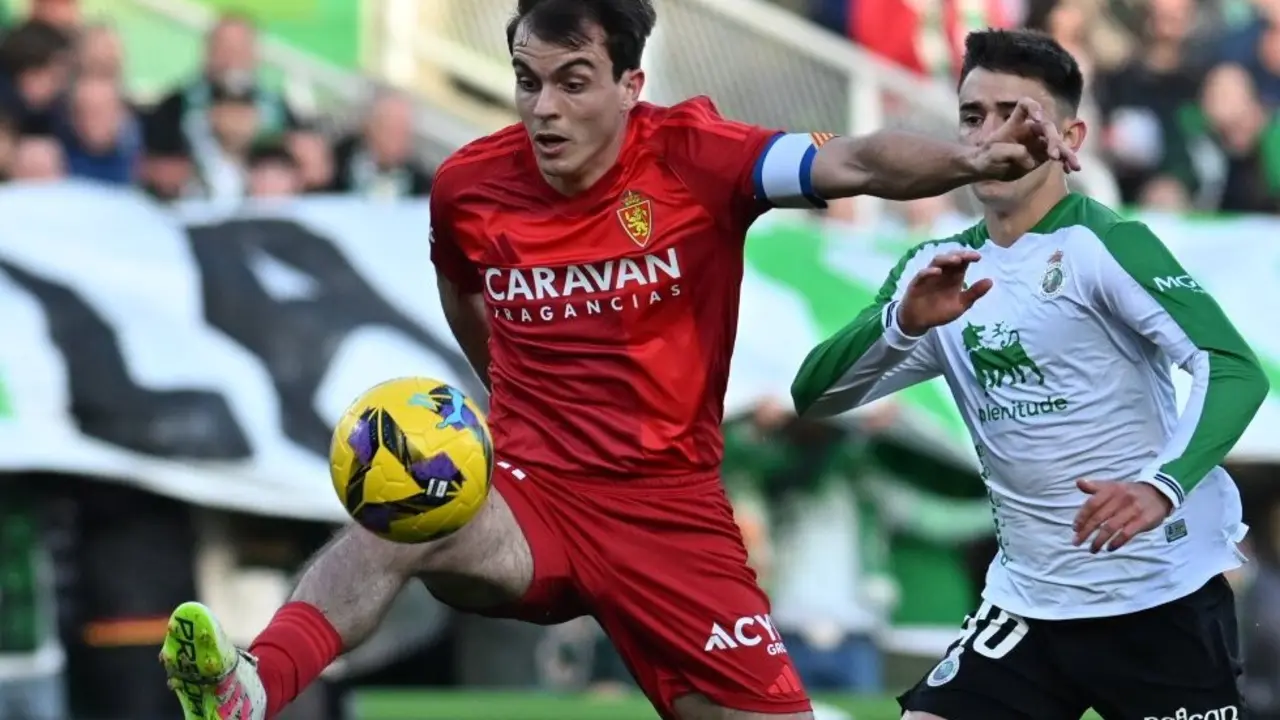 Una jugada del partido Racijng de Santander-Zaragoza- 2-0. / Real Zaragoza