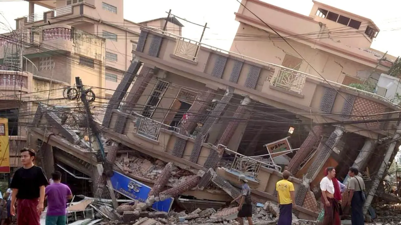 Un edificio cae tras el terremoto de Myanmar. / @UNICEF.