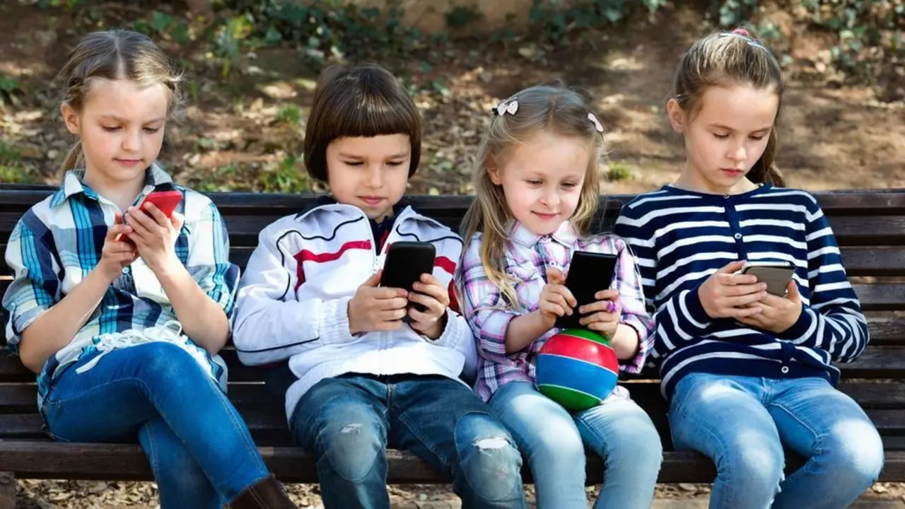 Ni&ntilde;os con sus m&oacute;viles. / RR. SS.