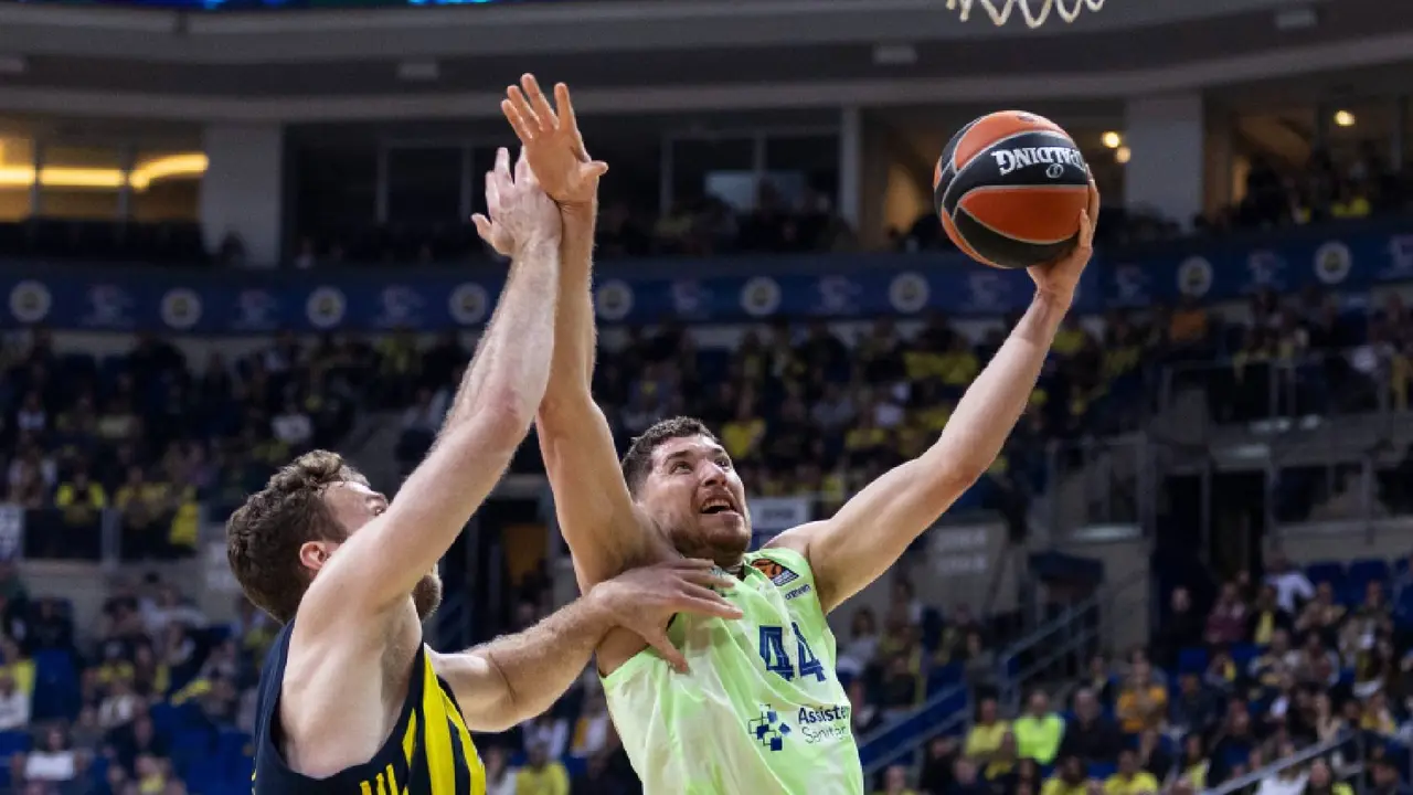 Joel Parra, jugador del Bar&ccedil;a, en plena acci&oacute;n de ataque. /  @bar&ccedil;abasket