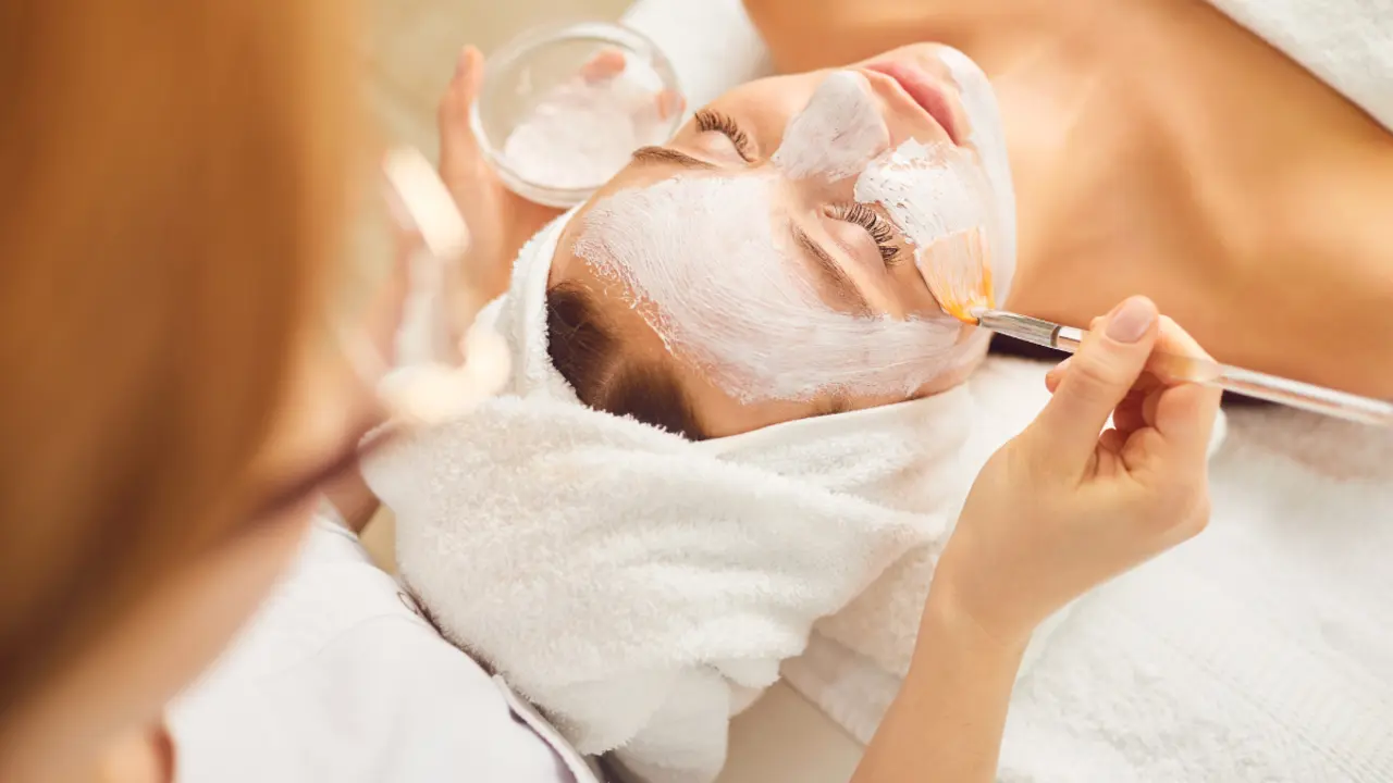 Mujer con mascarilla facial.
