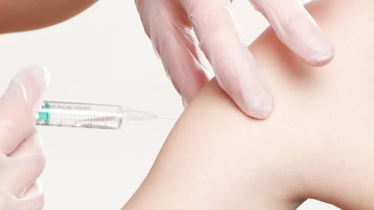 Una enfermera inyectando la vacuna del VPH. / RR SS.