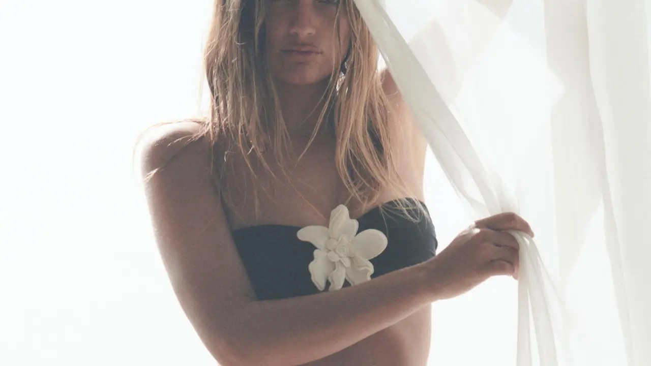 Top bikini con flor XL de Zara, screenshot página web oficial.