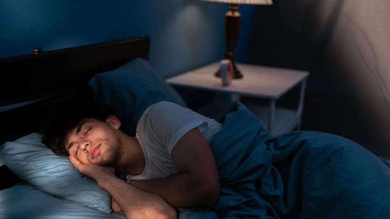 Un joven durmiendo. / RR SS.
