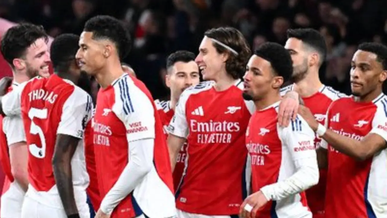 Los futbolistas del Arsenal en plena celebraci&oacute;n de un triunfo. /  @arsenal