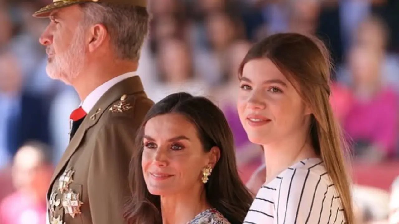 Los Reyes Felipe VI y Letizia, junto a la infanta Sof&iacute;a. / @casareal.es.