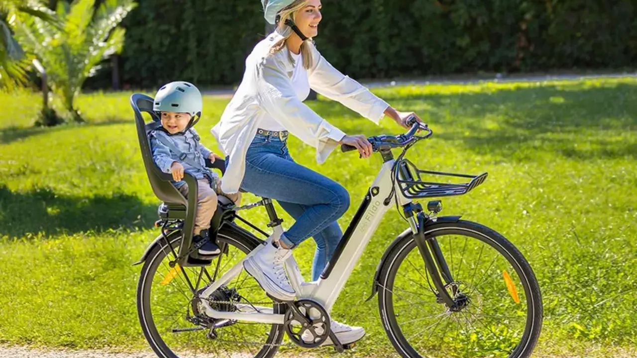 Una mujer pasea con su hijo en una bicicleta el&eacute;ctrica. / Mundiairo.