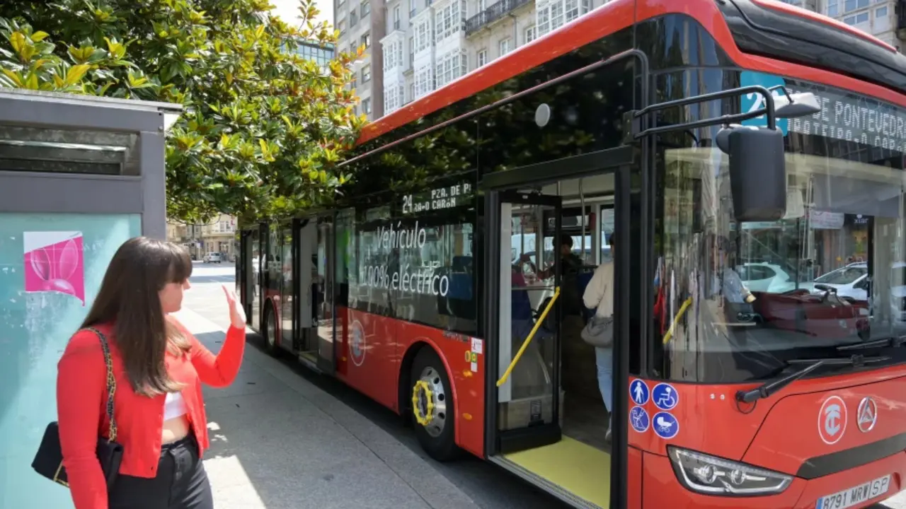 Un autob&uacute;s urbano el&eacute;ctrico llega a una de sus paradas. / RR SS.