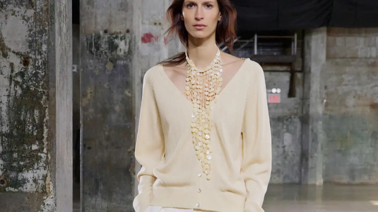 Jersey de punto con botones de zara, screenshot página web oficial.
