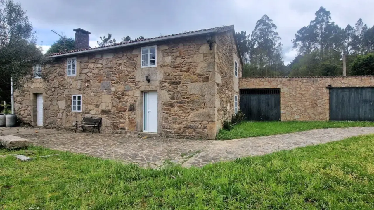 Una casa rural en venta en Brión (A Coruña). / Gexpa en Idealista
