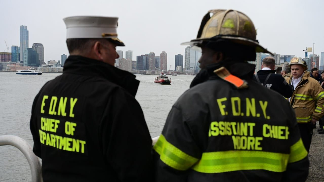 Bomberos en el r&iacute;o Hudson de Nueva York. / @NYFD