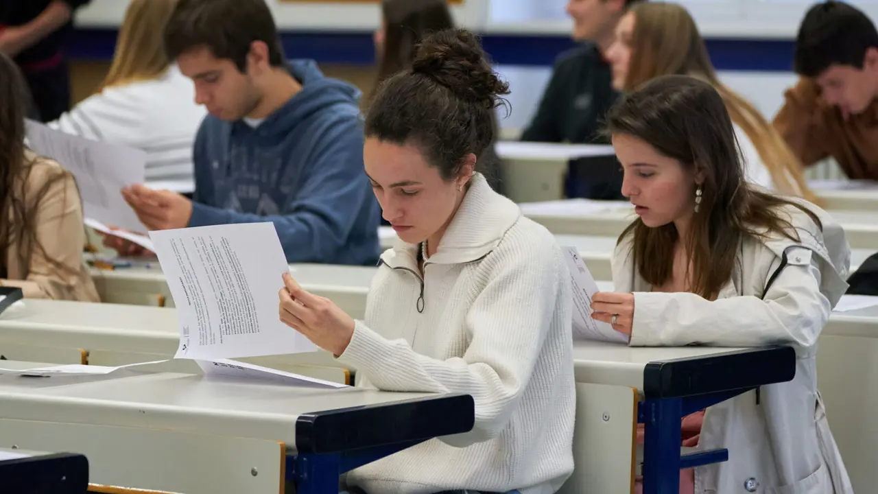 Estudiantes universitarios. / RR. SS.