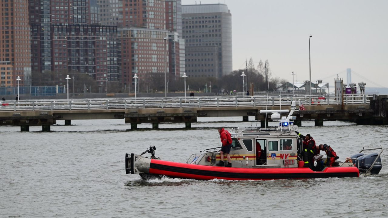 Bomberos de Nueva York en el r&iacute;o Hudson. / @FDNY