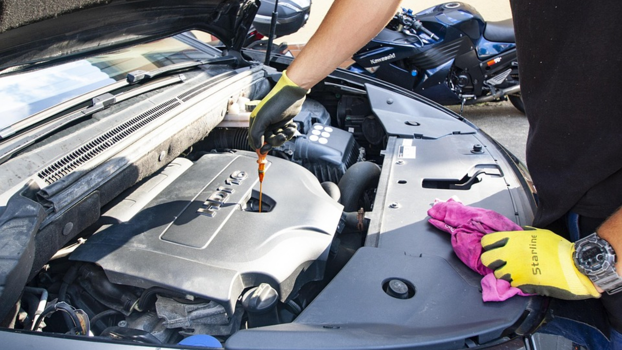 Cambio de aceite de motor. / Pixabay