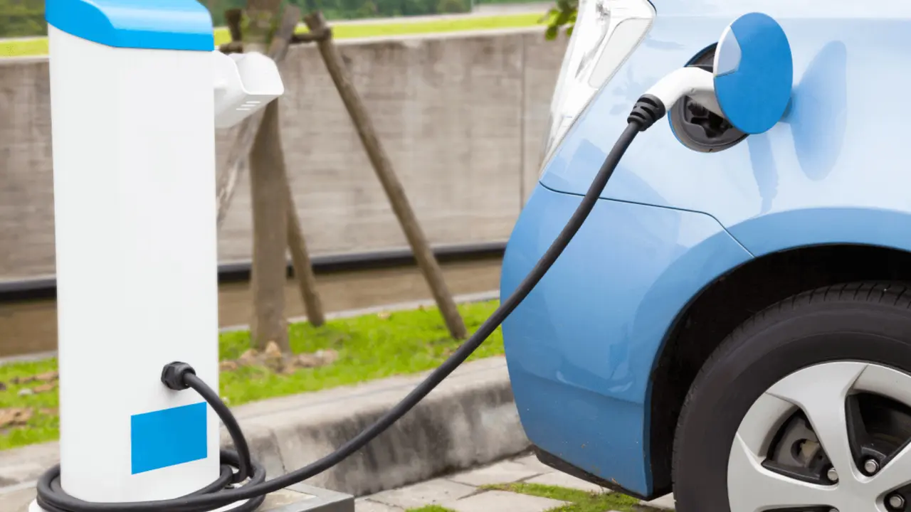 Un coche el&eacute;ctrico en un punto de recarga. / RR SS.